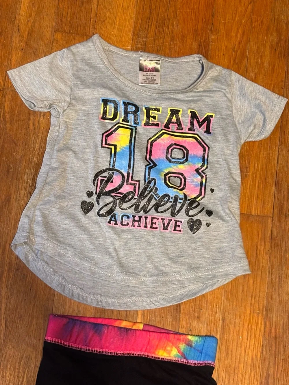 Girls Gray 'Dream 18'‎ Graphic Tee with Black Capri Leggings Size 3T